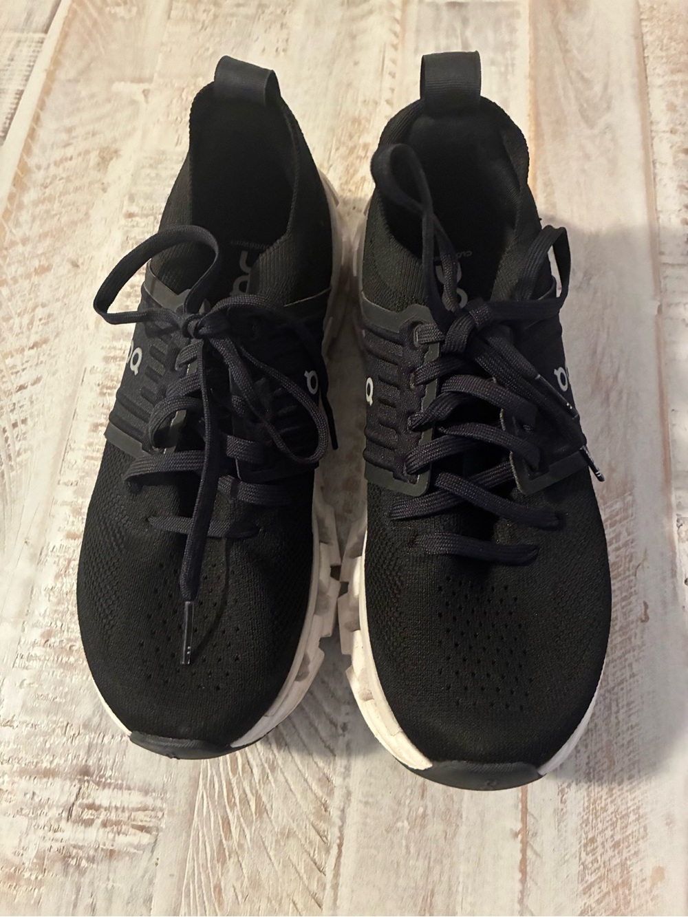 On cloud running swift 3 in black and white color way excellent condition
